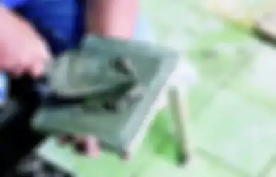Lebih Praktis dengan Perekat Instan, Tanpa Harus Bongkar yang Lama
