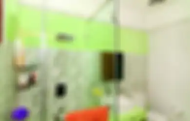 Hijau Penghalau Lelah di Kamar Mandi Mungil, Trik Atasi Ruang Tinggi