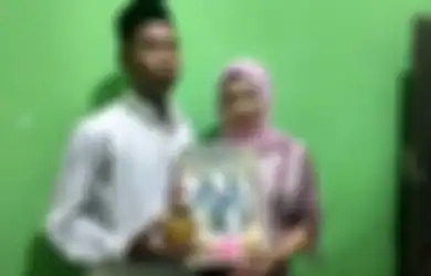 Dinyinyiri Habis-habisan oleh Netizen, YouTuber yang Nikahi Model Cantik Cuma Modal Mas Kawin Sendal Jepit : Biar Mereka Berkomentar, Suatu Saat Pasti Akan Diam