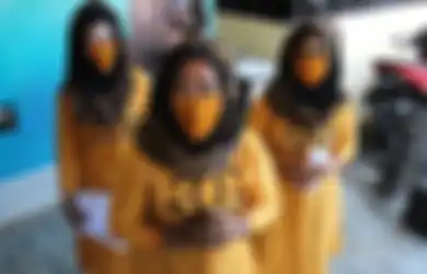 Kelar Joget-joget Genit di Jembatan Suramadu Langsung Digiring Duduk di Kantor Polisi dengan Baju Serba Kuning, Emak-emak Viral Ini Minta Maaf
