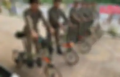 Berseragam Lengkap Sambil Berjajar Pegang Sepeda Seharga Rp 90 Juta, Rombongan Satpol PP Makassar Berpose Pakai Brompton Bikin Heboh Netizen: Biasalah, Anggota untuk Hilangkan Penat