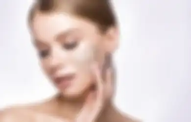 Ahli Kulit: 4 Kesalahan Scrub Wajah Ini Bikin Iritasi & Berjerawat!