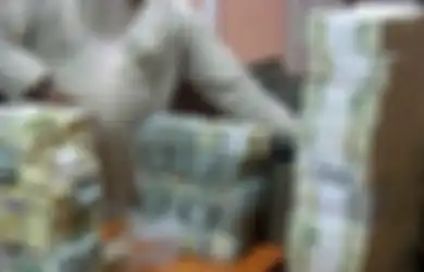 Tetangga Kanan Kiri Hidup Melarat, Laki-laki Ini Malah Ketahuan Simpan Uang Dolar Bertumpuk-tumpuk, Dikira Lakukan Bisnis Haram Ternyata Sumber Duitnya dari Sini