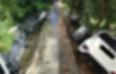 Rombongan Pengantin Jadi Jantungan, Maksud Hati Kunjungi Rumah Mempelai Laki-laki, Mendadak Jalanan yang Dilewati Ambles Seketika Hingga Bikin Mobil Terbalik