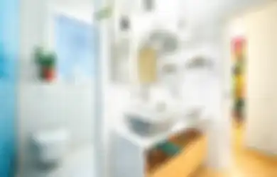 Menilik Alasan Kamar Mandi Lebih Nyaman dengan Nat Gelap dan Jendela Besar!