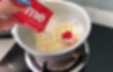 Anak Kos Menangis Melihat Ini, Youtuber Bikin Mie Instant Campur Oreo Supreme