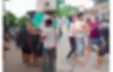 Asal Usulnya Tak Jelas, Layangan Raksasa Ini Justru Bikin 2 Pria Dewasa Adu Jotos Merebutkannya, Netizen: Coba Suwit Dulu!
