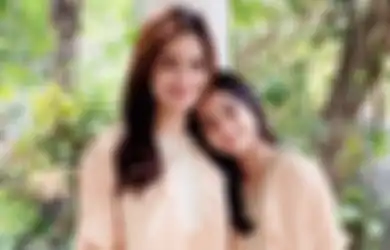 Kepoin Gaya Kompak Anak Cut Tari, Sydney Azkassyah Bareng Mama. Seru Abis!