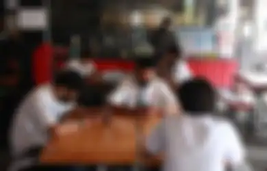 Kuota Jadi Penghambat Pembelajaran Daring, Warkop Ini Sulap Bangunannya Jadi Tongkrongan Sekolah Online Pelajar, Kasih Wifi dan Teh Hangat Gratis