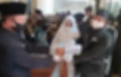 Janur Kuning Melengkung Bak Punya Gawe, Polsek Laweyan Nikahkan Sejoli Miskin yang Hidup Bersama 10 Tahun, Agus: Gak Nyangka