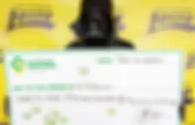 Kocak! Pemenang Lotere Rp 9 M Ngeklaim Hadiahnya Pake Kostum Darth Vader Biar Identitasnya Nggak Kegep Orang