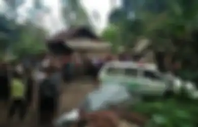 Berada di Belakang Mobil yang Dikendarai Sang Ibu, Bocah 7 Tahun Ini Ditemukan Meninggal Setelah Terhantam dengan Keras, Dinding Setinggi 1 Meter Sampai Roboh