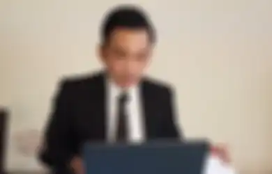 Lagi Stres Mikir Kasus 'Sengketa' Bisnis Ayam Gepreknya, Ruben Onsu Kini Harus Jalani Sidang Lain Secara Online, Muka Tegang Dandan Rapi di Depan Kamera Disaksikan Betrand dan Thalia