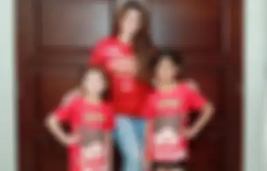 Putri Sulungnya Mulai Melek Gadget, Celine Evangelista Beri Peringatan Keras ke Netizen untuk 'Bijak Berkomentar' Saat Tanggapi Potretnya Bersama Mima: Please Hati-hati Ya Guys
