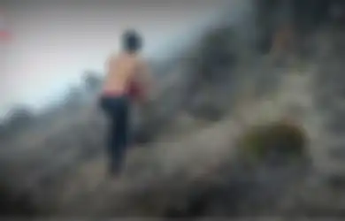 Ingat dengan Pendaki Andi Sulistyawan? Ditemukan Tewas di Jurang Gunung Lawu, Rekaman Detik-detik Tingkah Anehnya Sebelum Meregang Nyawa Viral, Copot Baju Demi Selimuti Kayu Bakar