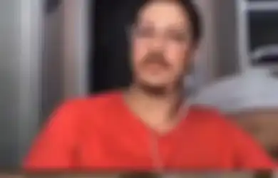 Istrinya Santai Keluar Kamar Tanpa Busana Selagi Kamera Video Call Menyala, Presenter Acara Televisi Ini Malah Cuma Tertawa Bareng Sang Narasumber, Kok Bisa? 