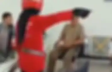 Terlanjur Sombong Mentang-mentang Jabatannya Pimpinan Kantor, Pria Ini Sembarangan Suruh Seorang Wanita untuk Membersihkan Sampahnya, Siapa Sangka, yang Disuruh Ternyata Camat