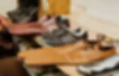 Cocok Buat Physical Distancing, Perajin Ini Bikin Sepatu dengan Ukuran Nggak Wajar