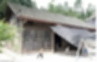Foto Bagian Luar Rumah Ini Sukses Menipu Mata, Terlihat Reyot dan Tak Terawat, Siapa Sangka Hunian Lawas Ini Dihargai Rp 20 Miliar!