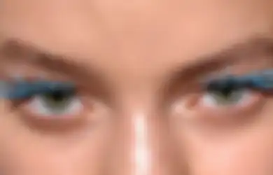 Bingung Cara Pakai Maskara Berwarna? Begini Tipsnya, Girls! 