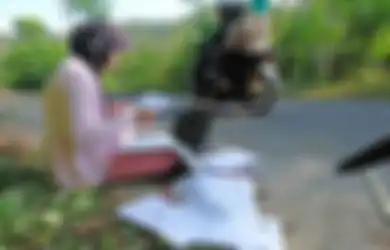 Kisah Pelajar Rela Ngemper Pinggir Jalan Demi Sinyal Internet untuk Tugas Kampusnya