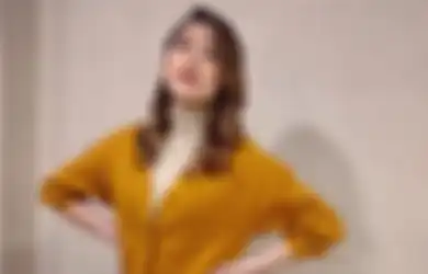 Tampil Keren Pakai Turtleneck Top Ala Anak Parto, Amanda Caesa!