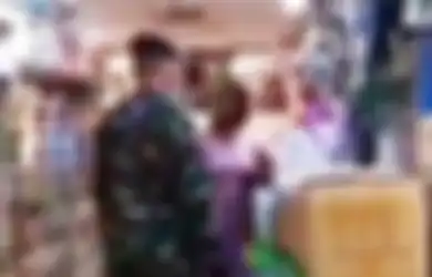 Nggak Ada Takut-takutnya, Emak-emak Ini Tak Terima Dirinya Disuruh Pakai Masker di Pasar, Prajurit TNI Sampai Dibentak-bentak Disuruh Diam: Siapa Kamu, Ngatur-ngatur?