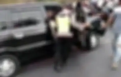 Detik-detik Wakapolres Spontan Lompat Masuk Mobil Untuk Selamatkan Banyak Orang Saat Sebuah Minibus Mundur di Jalan Tanjakan Gegara Sopir Kelelahan