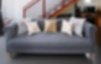 Tips Mudah Menata Sofa dengan Cushion, Coba Siasati Sofa Lama!