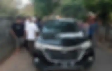 Terparkir Sejak Dini Hari di depan Kontrakan, Sesosok Mayat Ditemukan dalam Mobil Penuh Bekas Tembakan, Disebut Sempat Dikejar-kejar Polisi