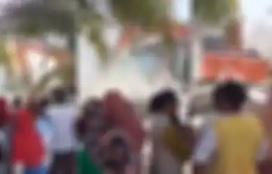 Cemburu Buta, Istri Tua Langsung Hancurkan Rumah Istri Muda Pakai Ekskavator, Begini Kata Ketua RT