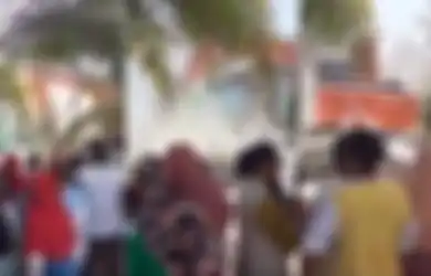 Langsung Rata dengan Tanah, Suami Ketahuan Belikan Rumah untuk Istri Muda, Wanita Ini Sewa Ekskavator Robohkan Kediaman Pelakor, Netizen: Tembok Cina Pun Bisa Dirubuhkan