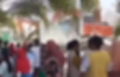 Jangan Pernah Main Api Perselingkuhan, Tak Terima Dimadu, Istri Tua Gelap Mata Terbakar Emosi Hancurkan Rumah Istri Muda Pakai Excavator, Aksinya Kemarahannya Viral di Sosial Media