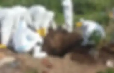 Miris, Tak Dipinjami Cangkul oleh Warga, Petugas Gali Kubur Jenazah Covid-19 Pakai Tangan, Camat Ambulu: Wajar Kalau Takut