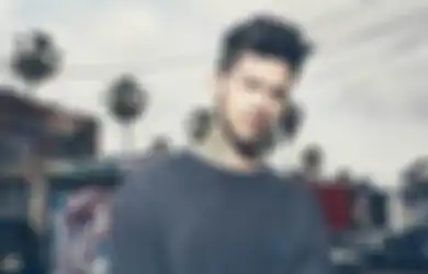 Setelah 4 Tahun, Travis Mills Kembali Dengan Band Pop-Punk Baru 'Girlfriends'