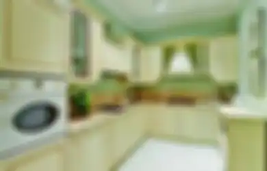 Agar Dapur Klasik Tak Terkesan Suram, Pilih Warna Kayu Terang