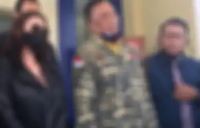 Datang ke Kantor Polisi dengan Seragam Loreng Layaknya Tentara, Ayah Jerinx SID Pasang Badan untuk Anaknya, Jadi Jaminan Penangguhan: Keluarga Juga Bertanggung Jawab!