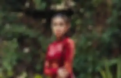 Anggun Banget! NIKI Pake Kebaya Merah Putih dan Nyanyikan Lagu Satu Nusa