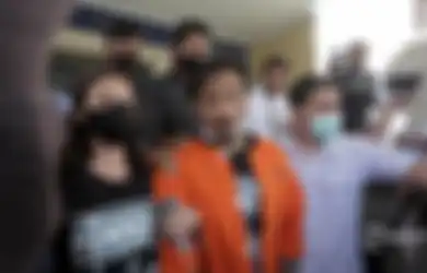 Tulis Surat dari Balik Jeruji Besi, Jerinx SID Jawab Isu Nora Alexandra Larang Bertemu Orang Tua, Hingga Minta Sang Istri Putuskan Kontak dengan Pihak Ini