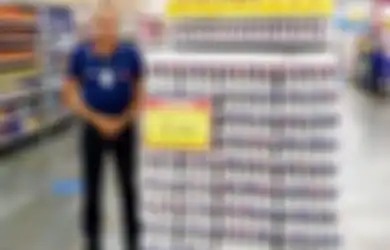 Tak Berperikemanusiaan, Tahu Manajernya Meninggal Dunia di Tempat Kerja, Para Karyawan di Toko Ini Tetap Santai Buka Tempatnya dan Tutupi Jenazah Hanya dengan Payung