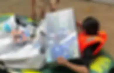 Perempuan Trabas Banjir Demi Selamatkan Gundam Kekasihnya, 