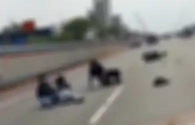Viral Cewek Bonceng Tiga Masuk Tol Jakarta-Cikampek, Mandek Berantakan Setelah Nabrak Mobil