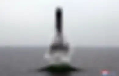 Curiga Bakal Ada Parade Militer Besar-besaran, Korea Utara Kepergok Laksanakan Uji Coba Rudal Balistik Mengerikan dari Kapal Selam, Foto Satelit Jadi Bukti Persiapan Kim Jong Un untuk Pamer Senjata