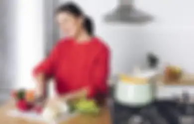 Jangan Lagi Lakukan 3 Kebiasaan Ini Saat Menyajikan Makanan di Meja Makan, Penting!