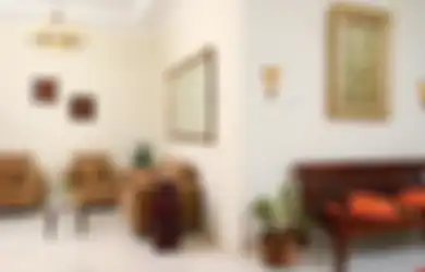 Tamu Adalah Keluarga, Begini Inspirasi Ruang Tamu Luas Beraksen Kayu