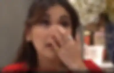 Sembunyi-sembunyi Tutupi Wajahnya, Ayu Ting Ting Niat Cari Pinjaman Uang ke Orang Lain Lewat Ome TV, Bukannya Sukses, Ujungnya Kuras Dompet Bagi-bagi Duit ke 2 Pemuda Ini