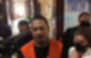 Kembali Bikin Ulah dalam Sidang Perdana, Sisir Jerinx SID Saat Rapikan Rambut Sebelum Masuk Ruangan Malah Jadi Sorotan