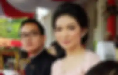 Suaminya Digadang-gadang Bakal Jadi Wali Kota Solo, Gaya Selvi Ananda Saat Antar Gibran Rakabuming ke KPU Bikin Melongo, Netizen: Luwes Banget Jadi Ibu Negara!