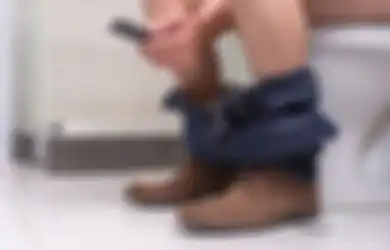 Stop Lakukan Kebiasaan Buruk Ini, Bawa Smartphone ke Kamar Mandi Bisa Bahayakan Kesehatan, Picu Penyakit Ini!