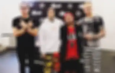 Ngiri Nggak Bos? Cowok Indonesia Ini Foto Bareng Blink-182, Bahkan Masuk Instagram Stories Travis Barker